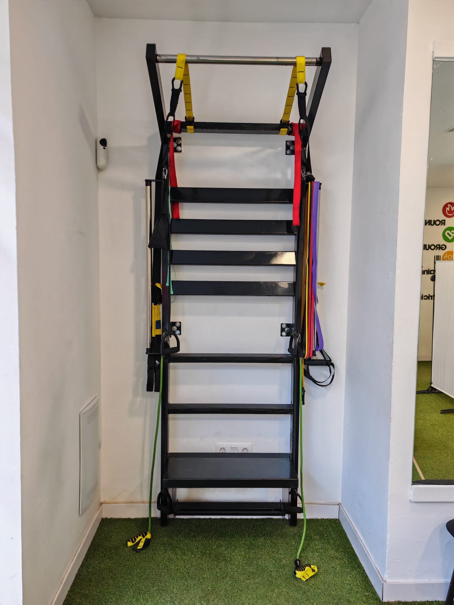 Escalera sueca con TRX, bandas elásticas y césped artificial